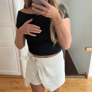 Vit byxkjol - Byxkjol från zara som inte säljs längre🤍🤍