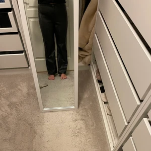 Skinbyxor stolek 42 - Raka/utsvängda skinbyxor från Vila storlek 42. Använda fåtal gånger 