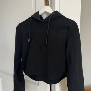 Träningshoodie - Croppad träningshoodie från amin, knappt använd 🖤🖤