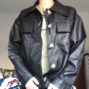 Läderjacka  - Säljer denna snygga läderjacka (fakeläder)🌷🌷TRYCK INTE PÅ KÖP DIREKT ÄR NI SNÄLLA⭐️