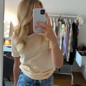 T-shirt - Superskön och fin t-shirt i storlek xs från vero moda💕