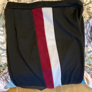 Mjukisar med linjer på sidan  - Superskönt high waist mjukisbyxor med lite utsvävningar (straight leg) som inte syns ordentligt på bilden. Lite knoppriga från användning tyvärr   Köparen står för frakten 