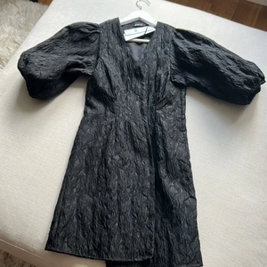 Svart klänning  - Svart kortare klänning från Ginatricot. Aldrig använd endast testad 