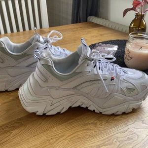 Fila skor - Ett par snygga fila skor, lite använda! Men syns knappt att dom är! Strl 39