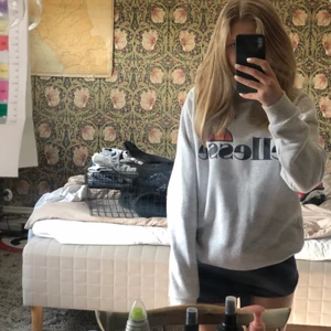 Ellesse sweatshirt  - En sweatshirt ifrån ellesse 💗 andvänd max 1 gång  och säljer för att den ej är min stil 💗