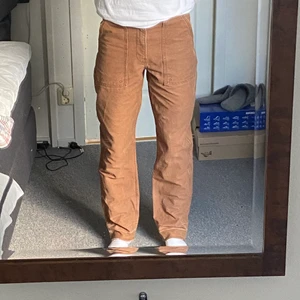 Levi’s Carpenter Pants - Levis Carpenter byxor med uppklippta sömmar.  Jättebra skick och passar perfekt på mig som är 183cm lång.