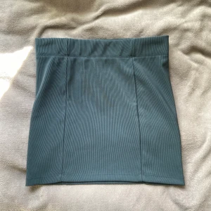 mörkblå kjol - sitter bra men inte min stil :/