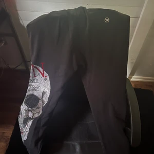 Phillip plein trackpants (crystal) - Säljer nu mina byxor från Phillip plein som jag inte finner tillfälle att använda. De är använda sparsamt och saknar enbart två metalldetaljer som sitter på snörena. Utöver detta är det storlek L och de är i toppskick. Nypris 7000. Kvitto o låda medföljer