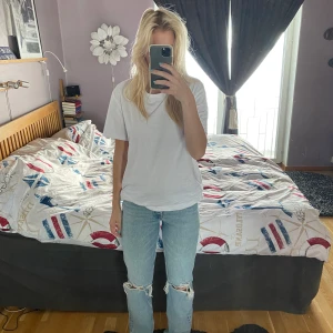 Zara mid rise - Säljer dessa populära Zara mid rise då jag beställde två storlekar och behåller de andra. Kontakta för fler bilder/frågor. Använda en gång. Köparen står för frakt, kan mötas upp i Stockholm💕