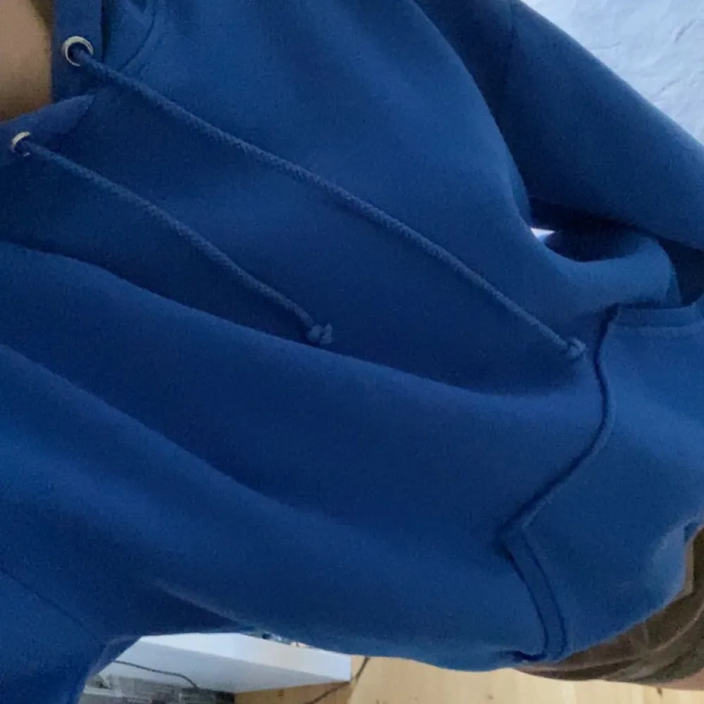 Säljer min blåa bikbok hoodie då den inte kommer till användning💗💗. Hoodies.