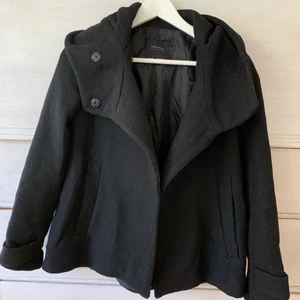 Kappa Zara - Superfin kappa från Zara (secondhand). Köpt här på Plick! Defekter: fanns ett hål inuti som jag sytt ihop (se 3 bilden). Inget som syns utanpå. Perfekt till hösten!!