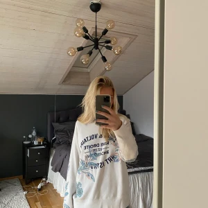 Zadig tröja - Säljer denna fina Zadig collegetröja i storlek M. Sitter lite oversized på mig som är ca 168 lång. Hör av er vid fler frågor eller så. Köparen står för frakt, kan mötas upp i Stockholm.