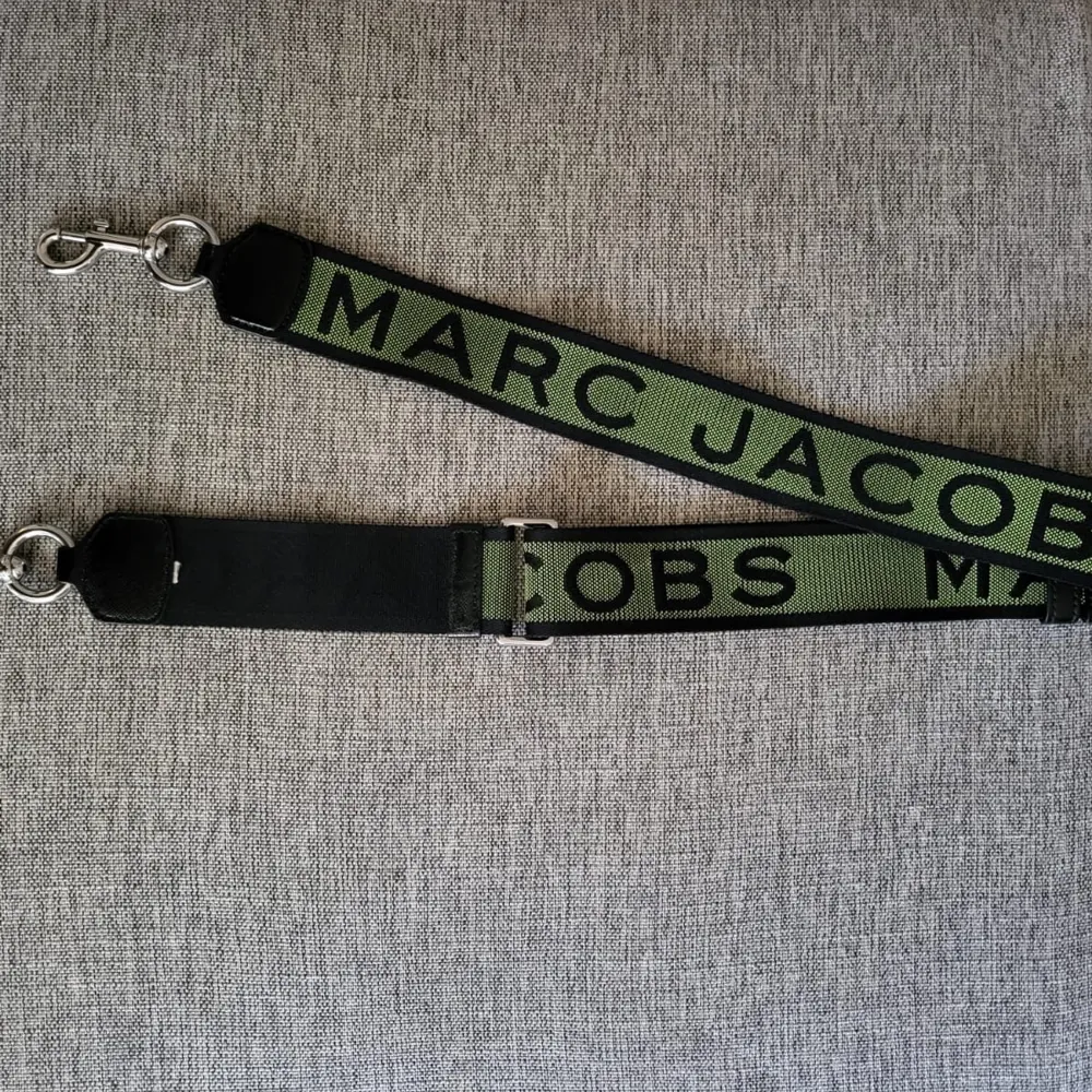 Marc Jacobs axelremsväska, i ny skick.. Accessoarer.