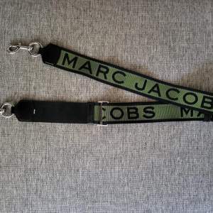 Marc Jacobs axelremsväska, i ny skick.