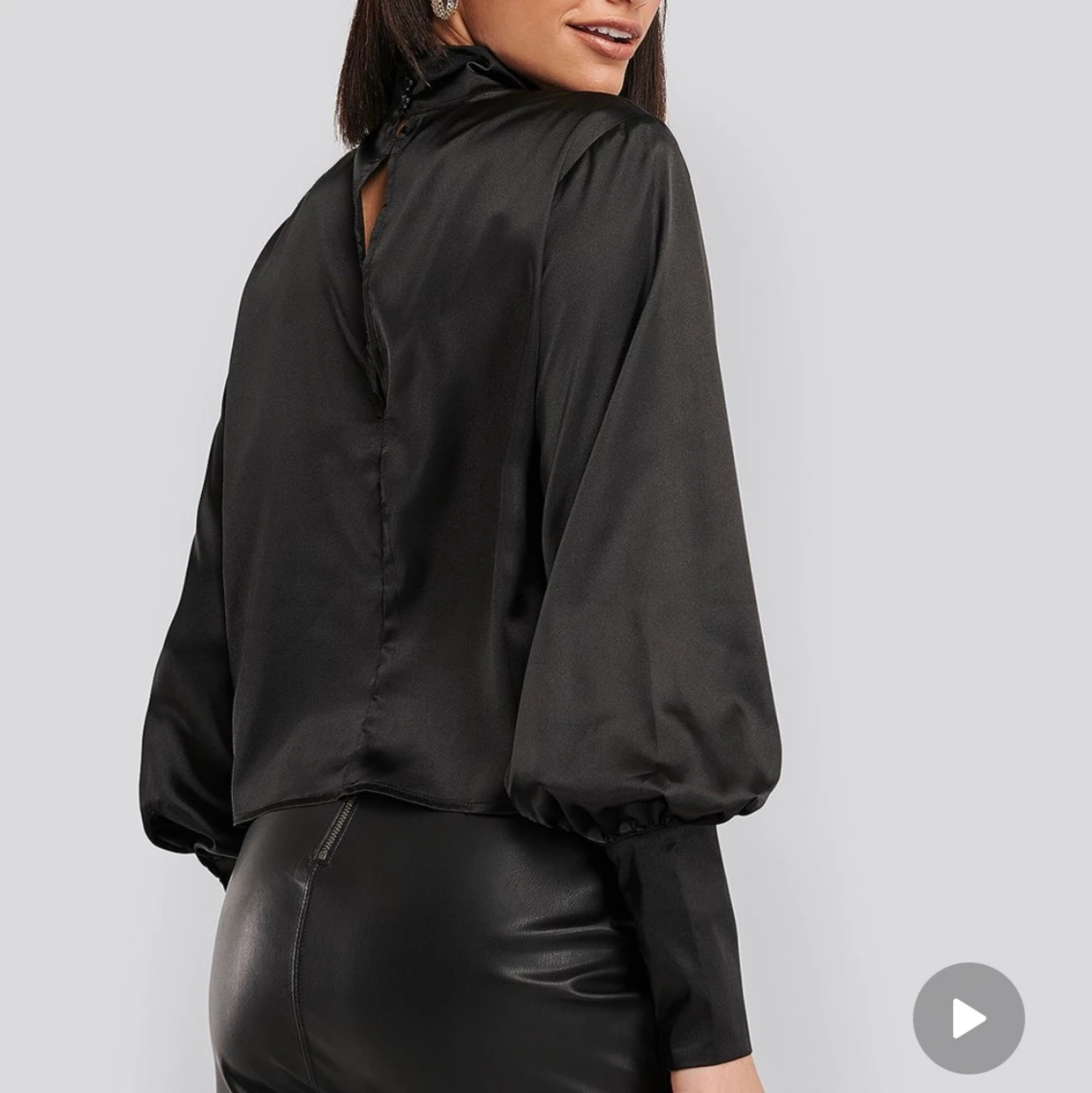 Svart satin blus - 90