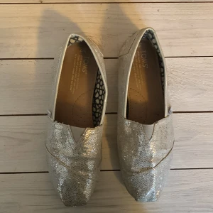 Toms espadrillos silver - Fina espadrillos från Toms med silverpaljetter och mönstrat foder.