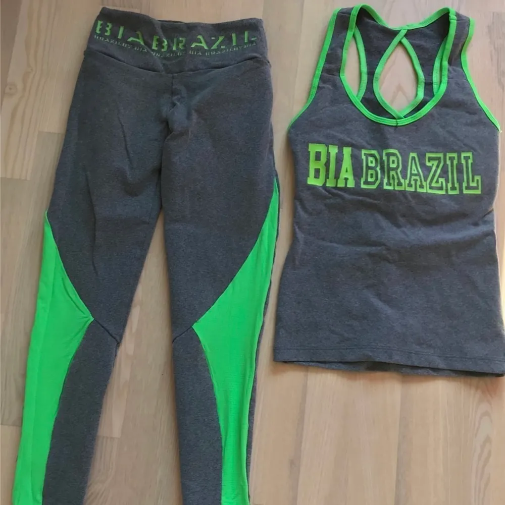 Bia brazil tights och linne i XS. Gråa med gröna detaljer, närbild på det gröna vid benen då det är ett luftigt material. Använt en gång, inga skavanker. Övrigt.