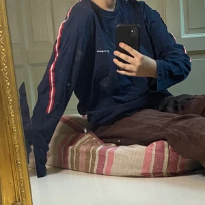 Champion långärmad  - Långärmad champion tröja i marinblått med röd/vita detaljer på ärmarna. Storlek L. 