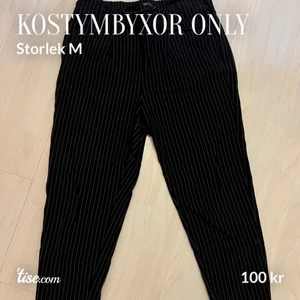 Kostymbyxor  - Jättesköna kostymbyxor från ONLY storlek M,100:-