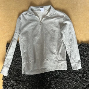 Halv zip hoodie från zara - Använd 2-3 gånger bra skick pris kan diskuteras 