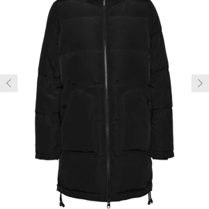 Vinterjacka VeroModa storlek M  - En superfin och varm vinterjacka med äkta dun från Vero Moda. I storlek M men passar även de som har S. Använd knappt en halv vinter. Nypris 1299kr. 