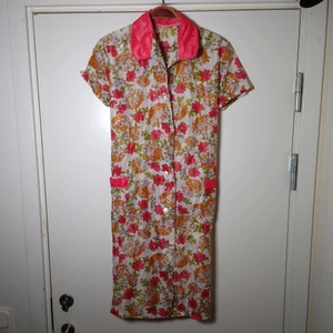 Vintageklänning - Tunn vintageklänning köpt på second hand i Berlin. Den har fickor, röd krage och knyts på ryggen. Ingen storleksmärkning men passar S/M🌿 OBS Litet hål i ena armhålan!