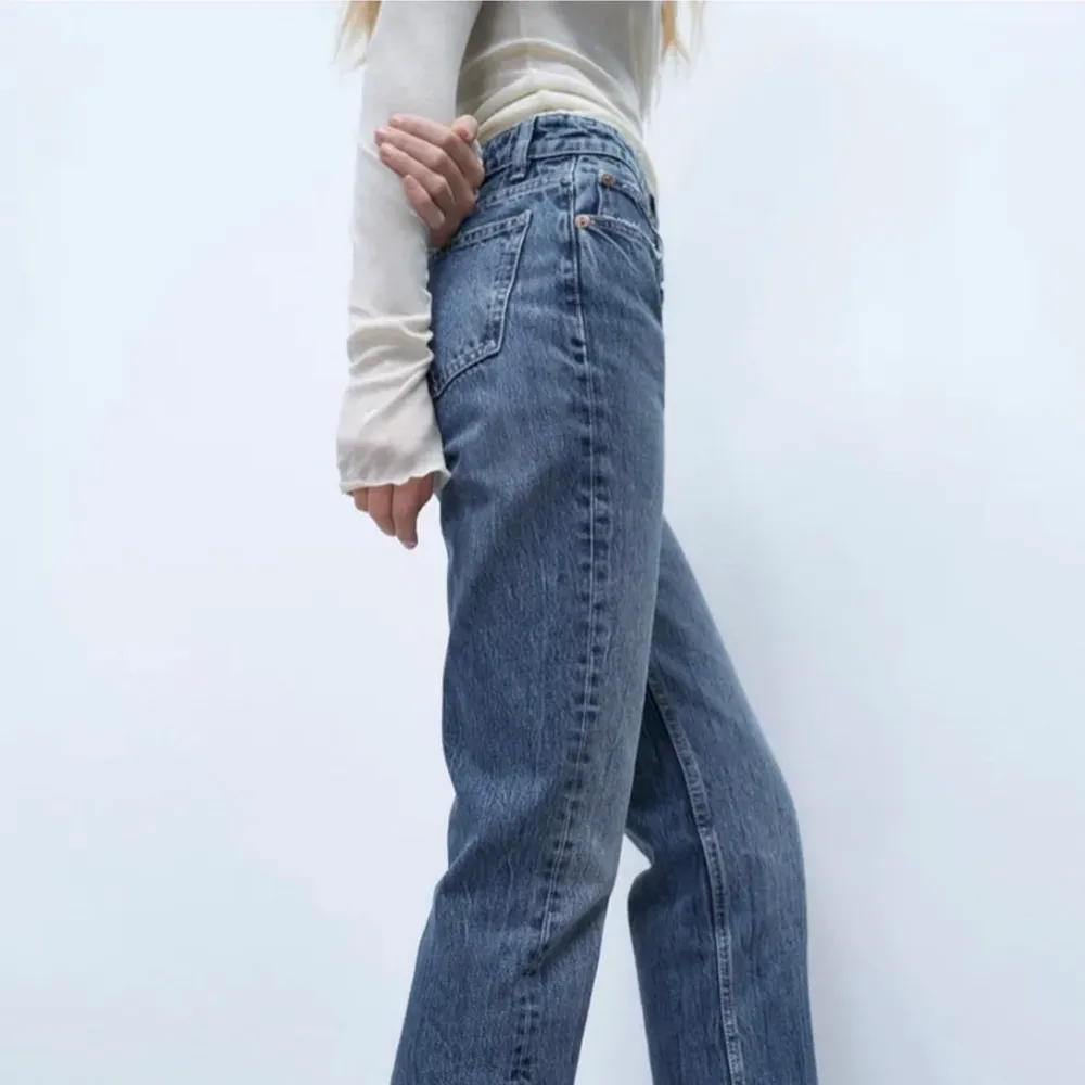 Midrise jeans från zara i strl 36 . Jeans & Byxor.