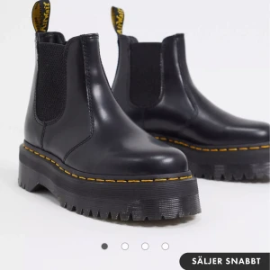 Chelsea 2976  Dr. Martens Boots (platform) - säljer mina dr martens jag använt ca 20 gånger sen i april, säljer för att det är platform, byter alternativt mot vanliga chelsea boots <3 köpare står för frakt
