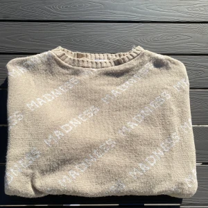 Stickad tröja - Säljer denna tröja då den inte används. Som man ser på första bilden finns det lite noppor därav det billiga priset. Storlek S, skriv vid funderingar☺️
