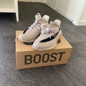 Yeezy 350 V2 ’Slate’ - Detta är ett par Yeezy V2 Slate i storlek 42 2/3. Dom är aldrig använda och digitalt kvitto med följer. Kom till dm för bud eller andra eventuella frågor. Passar som en 42!