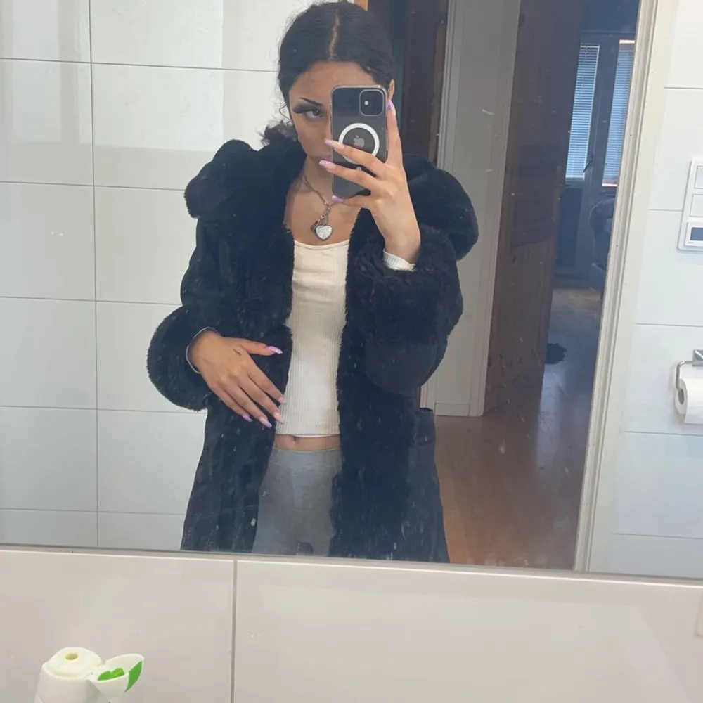 Säljer min parka jacka då den inte kommer till användning, kommer sälja den billigt pågrund av att den är lite sydd och det finns ingen tråd på den, men annars är den jättefin och i bra skick. . Takit.