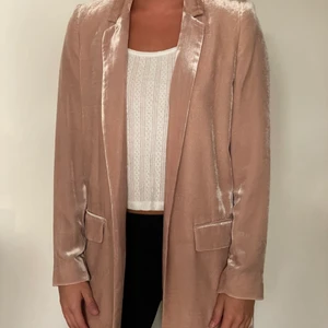 Sammets blazer stl Xs - Aldrig använd. Festlig blazer i sammet. Köpt på mango. Nypris 1090