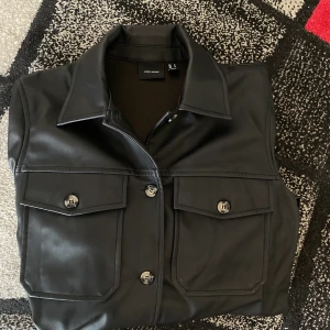Läder ”jacka” - Säljer denna fale läder jacka då den inte används. Man kan använda den både som jacka eller bara ha den över en t-shirt som en kavaj typ. Den är fodrad och jätte skön, storlek M. Skriv vid. Funderingar🥰