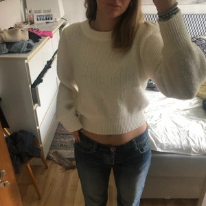 Vit stickad tröja💖💖 - Säljer denna fina stickade tröja som jag köpte på monki för ca två år sedan!! Den är i bra skick och är jätte skön☺️💖Den är i storlek L men jag skulle säga att den motsvarar en m!