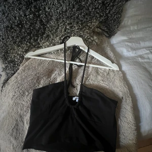 Så fin festtopp! - Så najs festtopp köpt i Paris, därav går den inte att få tag i😊men jättenajs och passar superbra nu. Aldrig använd, endast testad!🤩Är i nyskick! Man knyter där bak!