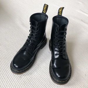 Dr Martens 1460 Smooth - Klassiska Dr Martens modell 1460 smooth i strl 39 👞 Har använts ca 10 gånger och är i mycket gott skick, originalkartong finns kvar. Nypris 2100 kr.