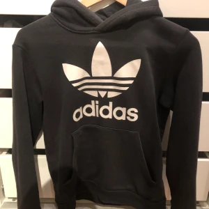 Svart adidas hoodie - Svart Adidasbyxor hoodie, Stl 150/Xs. Bra skick och skön att ha på, passar även till de mesta. (Skriv ifall du har några frågor)