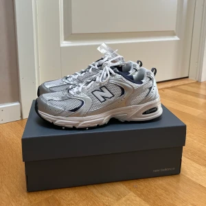 New balance - Säljer dessa helt nya och oanvända new balance 530 med prislapparna på. Stl 38,5. Köpta från Boozt för 1100 kr<3