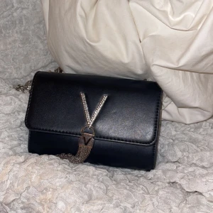 Valentino Väska - Äkta valentino väska köpt från deras hemsida för ca 1 år sedan för 4000 men säljer nu pga att den ej används (kan gå ner i pris vid snabb affär