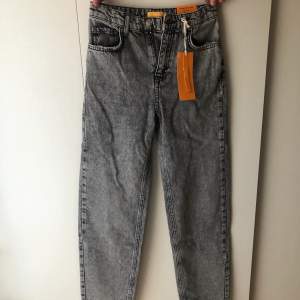 Straight jeans från Gina Tricot, oanvända. Passar Xs, säljer pga dubbletter (Hör av er för mer bilder, pris kan diskuteras vid snabbt köp)