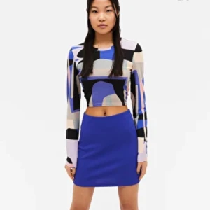 Supersnygg tröja! - Säljer nu denna festliga färgglada tröja från monki eftersom den endast blivit använd en gång! Strl XS men passar 100% större storlekar med