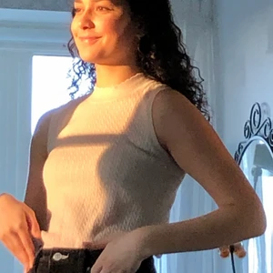 Paketpris!! - Säljer både toppen och byxorna! Båda i nyskick och så fina. Stickat linne med hög krage. Populära jeans från zara i utsvängd modell