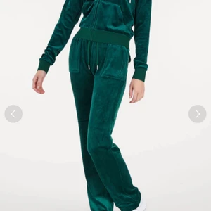 Juicy dress - Säljer min juicy dress använd den 1-2 gånger byxan är i xs tröjan är S, för mer bilder skickas privat