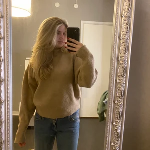 Stickad tröja Zara - Säljer nu min beigea stickade tröja ifrån Zara! Super mysig nu till hösten, men tyvärr kommer den inte till användning längre. Endast använd ett få tal gånger! 120kr+frakt!💓