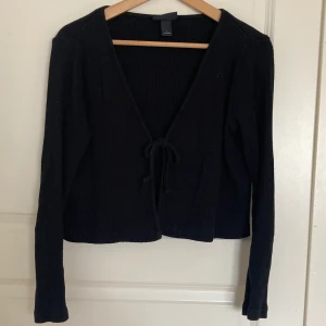 Rinbstickad Kofta - Kofta, nätt och supersöt till klänning eller att ha över linne. Passar till det mesta💫