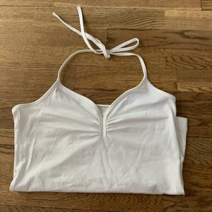 Linne H&M  - OTRLIGT fint vintage linne från gamla H&M. Storlek M, men är själv xs/s och det fungerar:) Är öppen för prisförslag och kan absolut skicka fler bilder💕