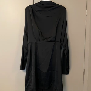 Festklänning från Gina tricot  - I nyskick. Siden. Storlek 40 