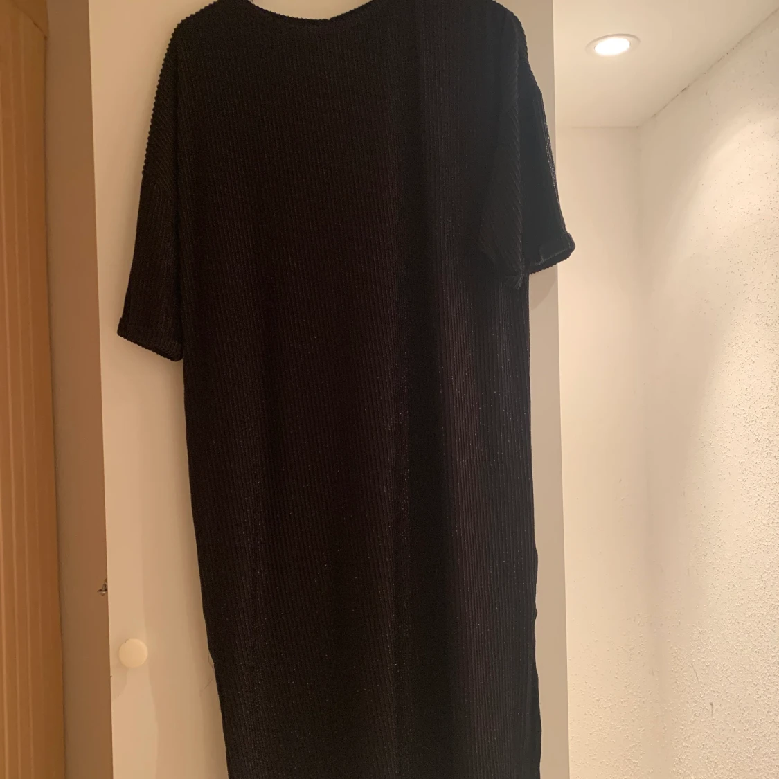 Enkel svartklänning 