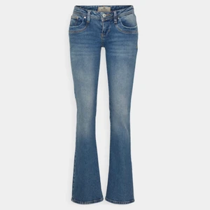 Blå ltb Jean  - INTRESSEKOLL på dessa blå ltb jeans som är helt slutsålda i nästan alla storlekar. Dem är helt oanvända och har även lappen kvar. Nypris 829 kr. Säljer vid bra bud och en snabb affär. TRYCK INTE PÅ KÖP NU!! ❤️