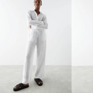 Linnebyxor  - Säljer mina vita linnebyxor från Gina då jag aldrig använder dom och inte gillar dom alls, använda 2-3 gånger, dom sitter lite stort på mig som annars brukar ha 38 och är för långa då jag är 159 